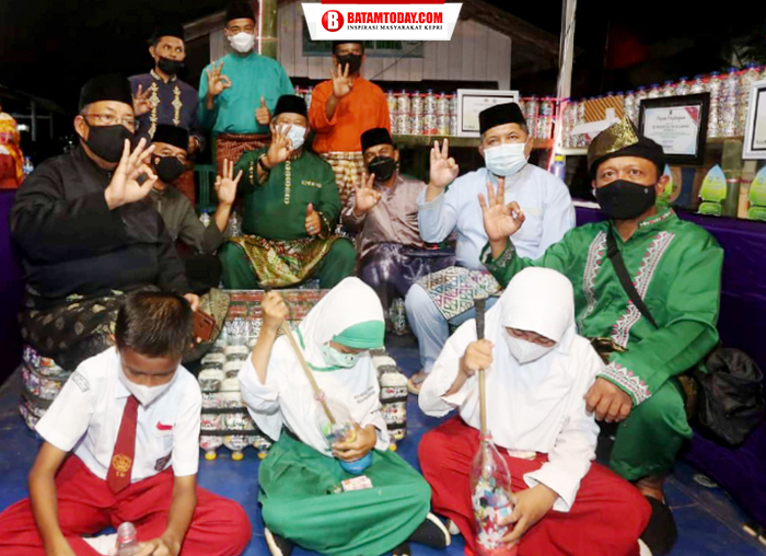 Bupati dan Wakil Bupati saat foto bersama dengan pelajar yang menunjukkan kreatifitasnya